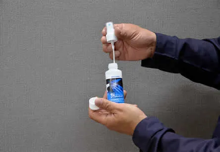 洗車後、水分を拭き上げてからご使用ください。付属のスプレーガンを取り付けます。