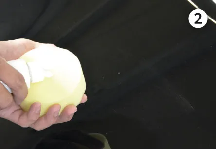 メンテナンス剤をよく振ってから丸スポンジに少量とり、塗布してください。